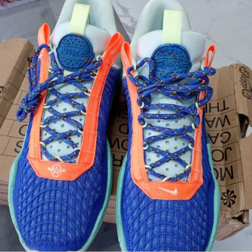 Men cosmic Nikes size 11
